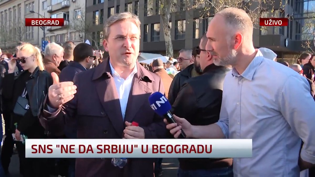 Među brojnim funkcionerima koji su pristigli na skup “Ne damo Srbiju” ispred Skupštine Srbije je ministar kulture Nikola Selaković. Selaković nije bio raspoložen da govori za N1. On je kratko poručio da je došao da dočeka stotine ljudi, za koje je rekao da još treba da dođu. “Poruka je sasvim jasna - ne damo Srbiju”, rekao je Selaković. Sve najvažnije sa skupa "Ne damo Srbiju" čitajte ovde 👉