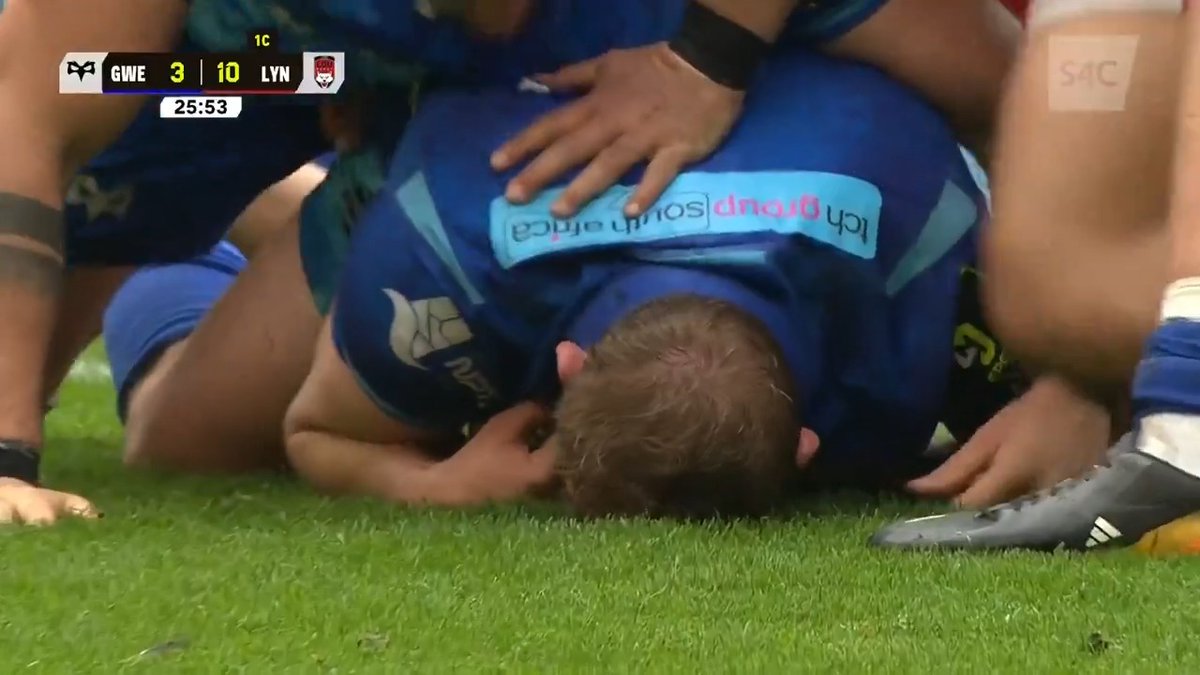 CAAAIS 🏉 Jac Morgan gyda'r pwer i groesi am gais agoriadol y Gweilch. 🏉 Gweilch v Lyon 💻 #ChallengeCupRugby | @Ospreys