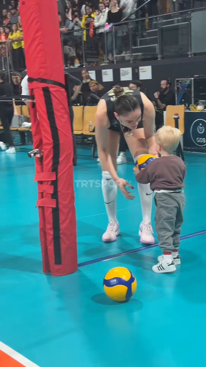 Zehra Güneş, yeğenini voleybol oynamaya ikna etmeye çalışıyor. 😅 #TRTSporDijital