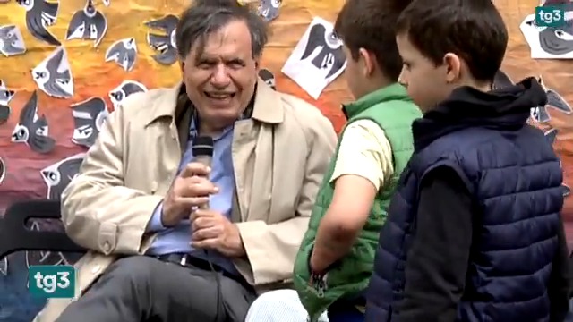 Giorgio Parisi tra i ragazzi del Quarticciolo, periferia di Roma in cerca di riscatto. Il premio Nobel per la fisica legge le sue "favole scientifiche" per salvare un doposcuola che rischia la chiusura per effetto del decreto Caivano