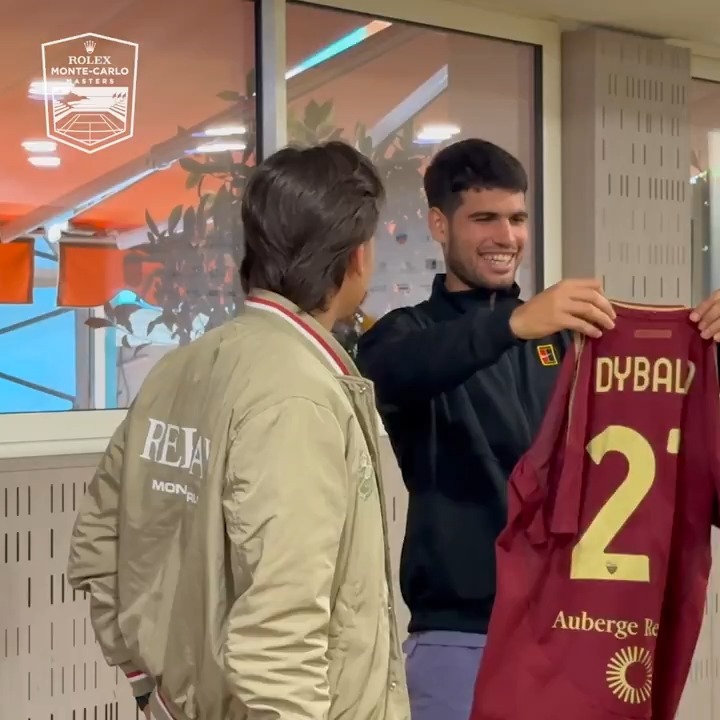 Announce Carlitos 🔜 Paulo Dybala gifts a personalised Carlos Alcaraz an AS Roma shirt! Paulo Dybala #RolexMonteCarloMasters