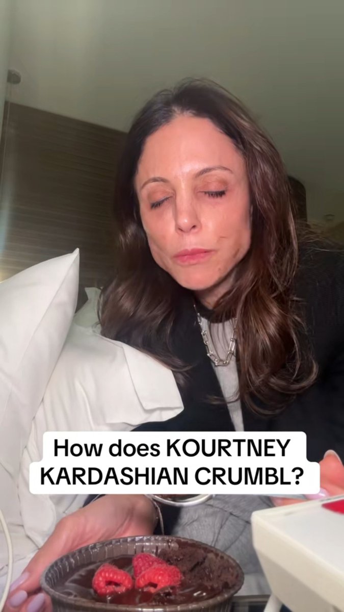 This is how the Kourtney Crumbls #crumbl #kourtneykardashian #cookies #dessert