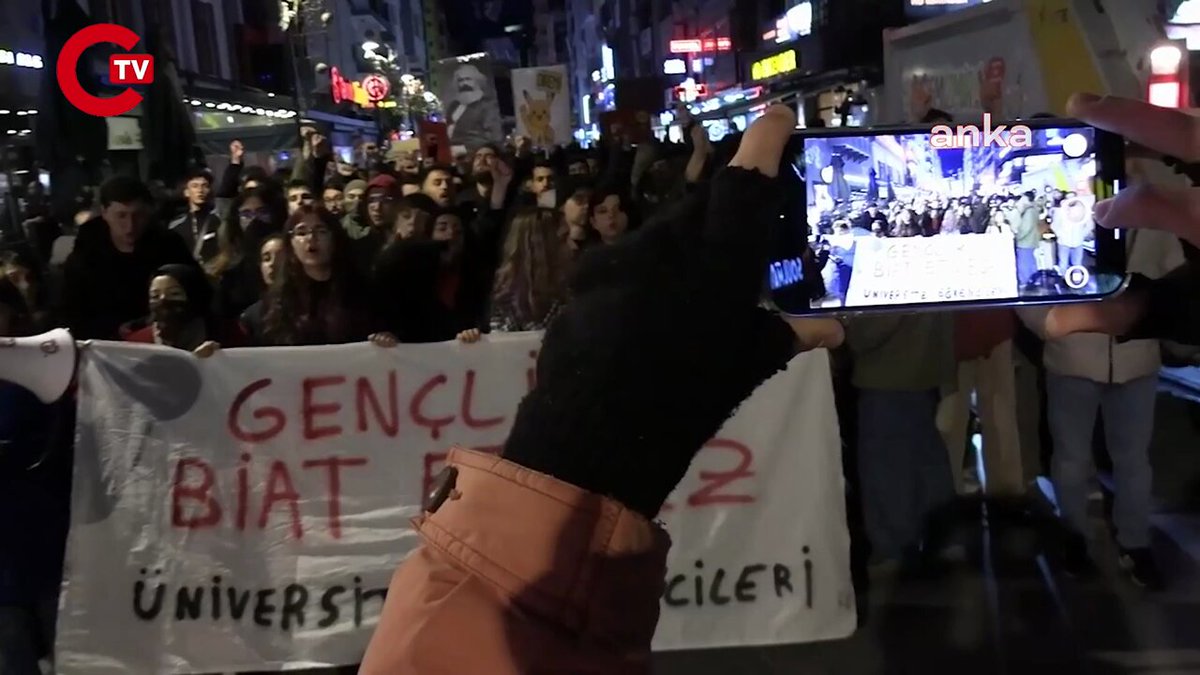İzmir'de öğrenciler protestolara devam ediyor! Hep bir ağızdan Gündoğdu Marşı söylediler: 'Bu ülkenin gençliği biat etmeyecek'
