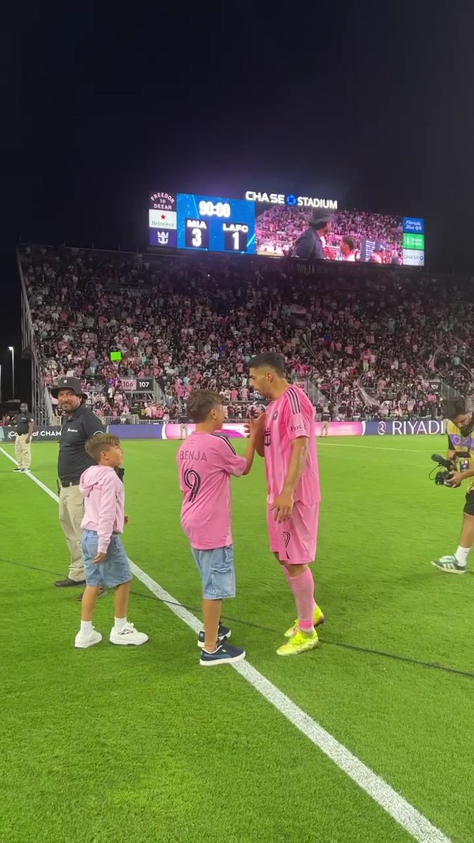 🚨Watch: Luis Suárez celebrates the win over LAFC with his and Messi’s sons — wholesome scenes all around! 🤩