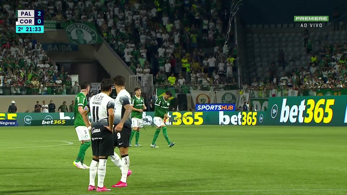 Caiu uma pipa no gramado da Arena Barueri com os dizeres: "51 é pinga". Gustavo Gómez amassou e jogou fora. 📽️: Premiere / ge