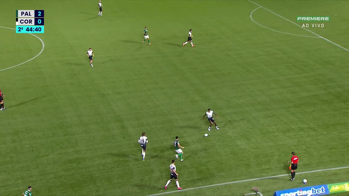 Torcida do Palmeiras grita olé enquanto os jogadores trocam passes no fim do clássico contra o Corinthians.