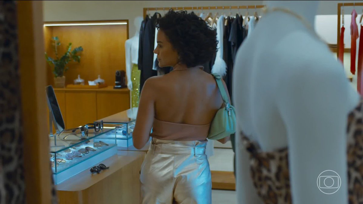 Ela saindo e vestindo o óculos que acabou de roubar 😍. Essa cena foi gravada unicamente com o intuito de virar um edit feito por uma gay #ValeTudo