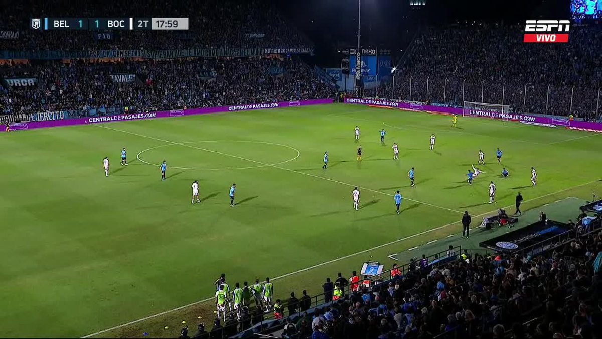 ¿Se debió anular el gol de Zenón? En un principio el línea anuló el 2-1 por un offside de Cavani pero el VAR actuó y lo convalidó.