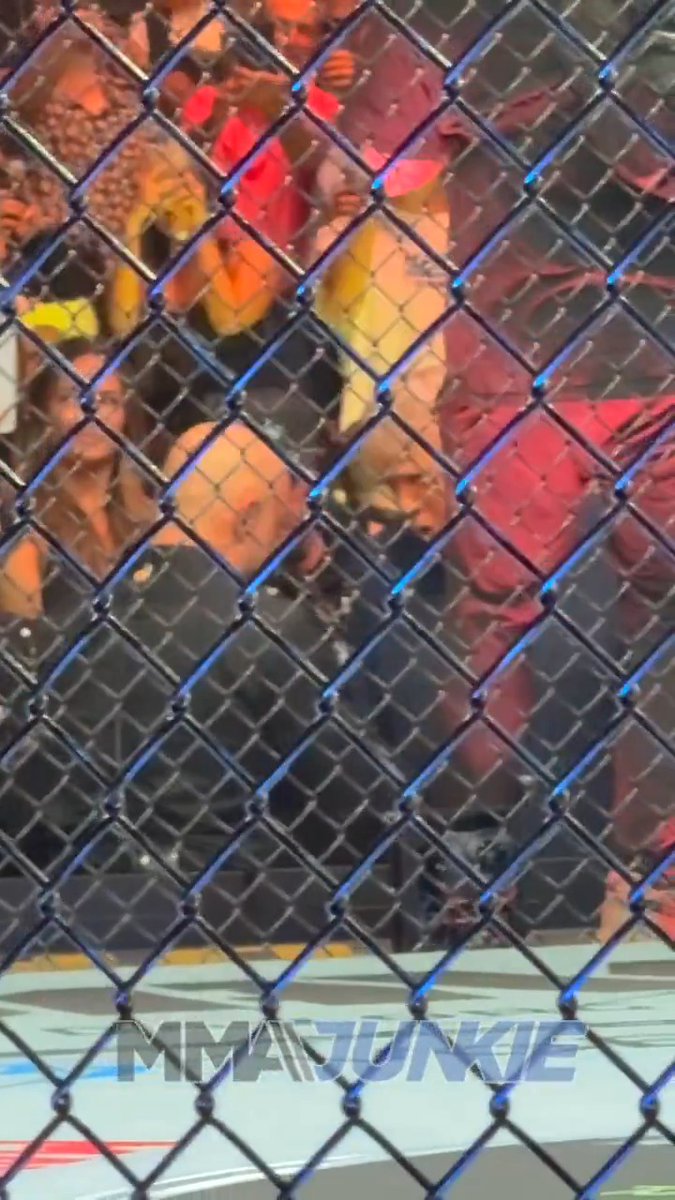 President Trump makes his entrance at #UFC314 in Miami and greets Joe Rogan, among others, cageside. 🎥 Mike Bohn