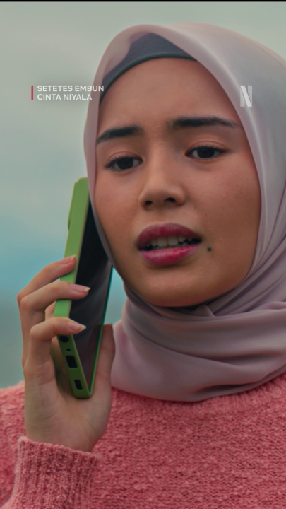 Kali ini, cinta segitiganya bukan antar ipar. Saksikan kisah kerumitan cinta mereka lewat film Setetes Embun Cinta Niyala di Netflix, sekarang!