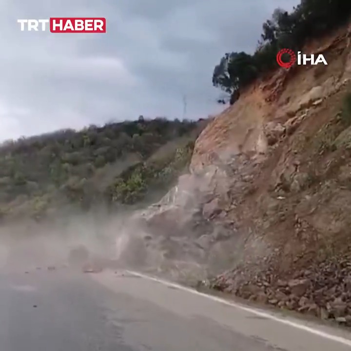 Yalova'da toprak kayması nedeniyle dev kayaların yola düştüğü anlar kamerada.