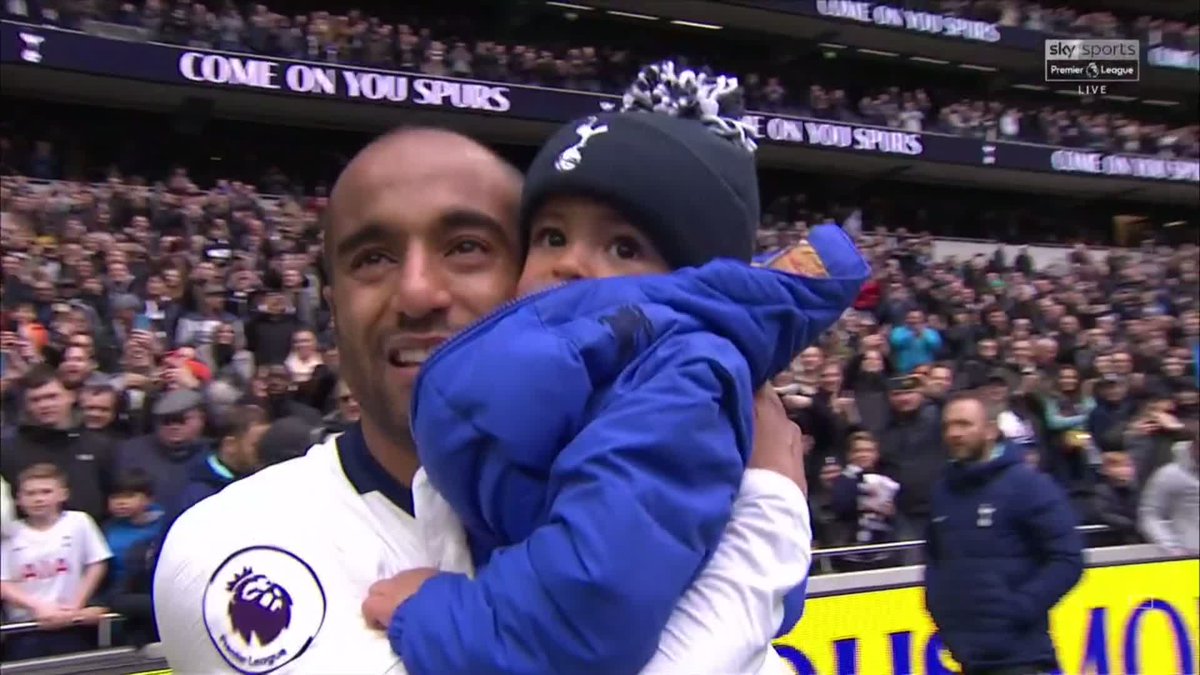 6 years ago today, this wholesome moment with Lucas Moura and his family after his hat-trick against Huddersfield! 🤍💙