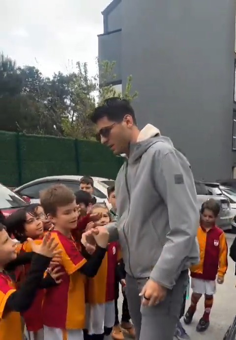 Alvaro Morata, çocuklarının futbol okuluna ziyarette bulundu.