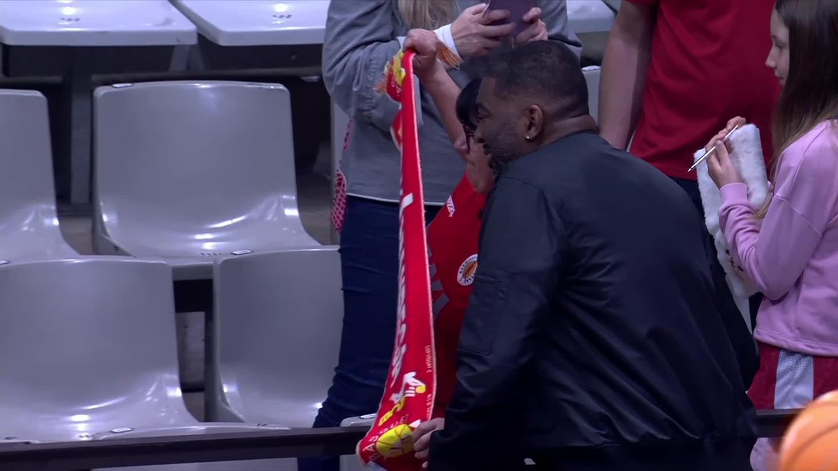 😍 Los ídolos nunca se olvidan. ¡DERRICK ALSTON está hoy en el Olímpic para apoyar a su hijo Derrick Alston Jr. y disfrutar de un DERBI CATALÁN con muuuuuucho en juego! Cuántos recuerdos trae verle en una cancha de #LigaEndesa, ¿no? 📺 Basket en Movistar Plus+ | #JugamosPorLaInfancia