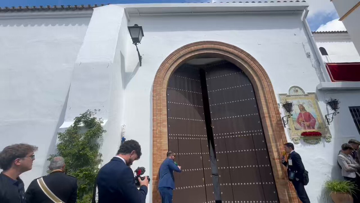 #LaPazDR25 | Se abren las puertas de la Parroquia de San Sebastián. Ya está en la calle la Cruz de Guía de nuestra Hermandad. ¡Comienza nuestro #DomingodeRamos ! 🌿 ⏰ 13:10