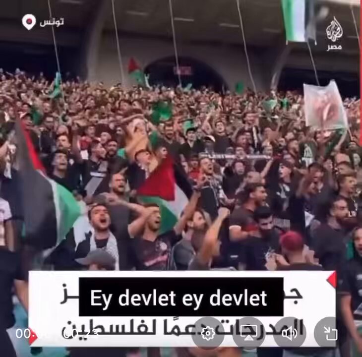 Tunuslu taraftarlardan… “Ey devlet, ey devlet Ne oyalıyorsunuz bizi Filistin’e salın bizi Siyonistlerle savaştırın bizi” #OrdularAksaya #deprem