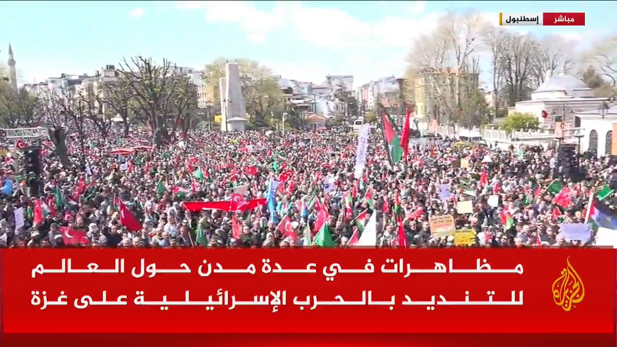 وصفت بأكبر المظاهرات في #إسطنبول.. الآلاف من الأتراك يشاركون في مظاهرة للتنديد بالحرب الإسرائيلية على قطاع #غزة، حيث رفع المتظاهرون شعار غزة تموت وأوقفوا المجازر #حرب_غزة #الأخبار
