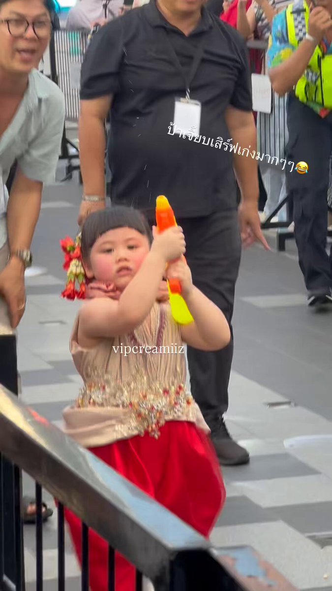 นาง(หนูน้อย)สงกรานต์ปีนี้ ทรงปืนฉีดน้ำ ปิ๊วๆๆๆ ค่าา 💦 โดนเกลยิงด้วย พี่ชื่นใจแระะะะะะะ 🤣 #AbigailArayaxICONSIAM