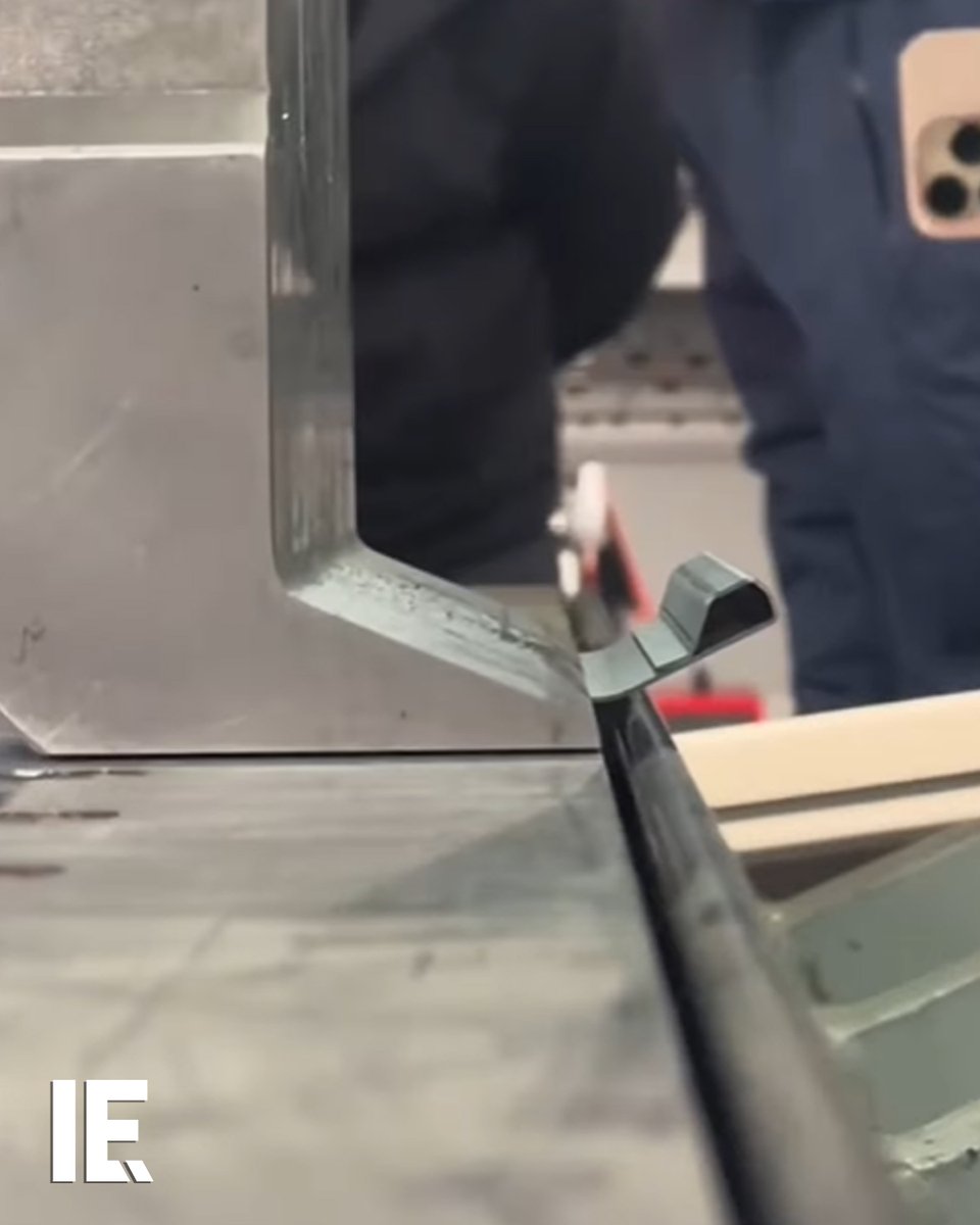 Can you guess the shape being made? 📽️: Instagram/ metal_machinery_pro