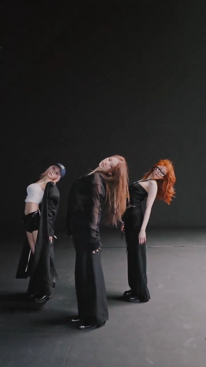 burning HOT for a new version‼️ 2025.04.14. 1PM (KST) | 12AM (ET) ▪️ ▪️ ▪️ #LE_SSERAFIM #르세라핌 #LE_SSERAFIM_HOT ❤️🔥 #KIMCHAEWON #김채원 #HUHYUNJIN #허윤진 #KAZUHA #카즈하