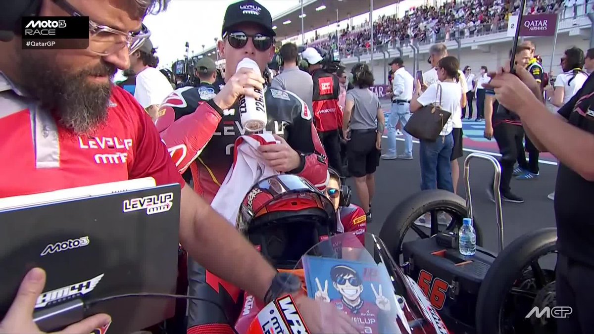 🙏 Joel Kelso carrying a special message for Bertelle from the middle of the front row #QatarGP 🇶🇦