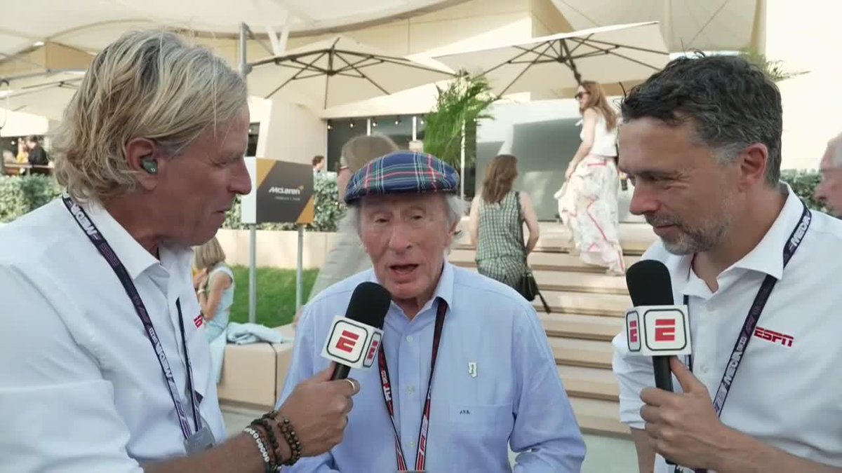 🏴 ¡UN LUJO EN EL #BAHRAINGP! Juan Fossaroli y Albert Fabrega tuvieron el honor de conversar con Sir Jackie Stewart. ▶️ Más 🏁 #Formula1 en #DisneyPlus Premium