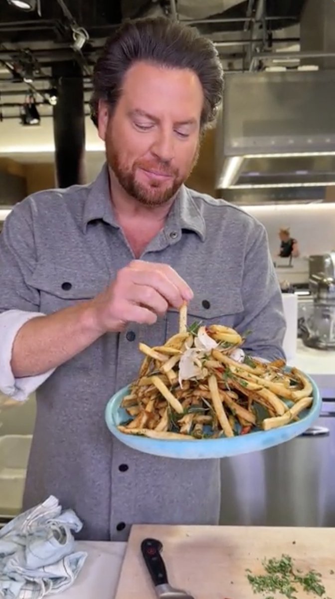 Who doesn’t love fries? The herbs and garlic add that extra oomph to Scott Conant's Tuscan version 🍟 Catch Scott hosting #HouseOfKnives, Tuesdays @ 9|8c 🔪 Get the recipe: