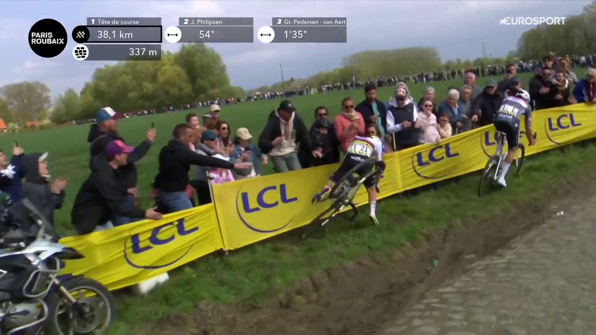 🚴🇫🇷 | Oh jee, Pogacar neemt veel risico en vliegt uit de bocht. Van der Poel solo! 💥💥 📺 Stream koers op HBO Max