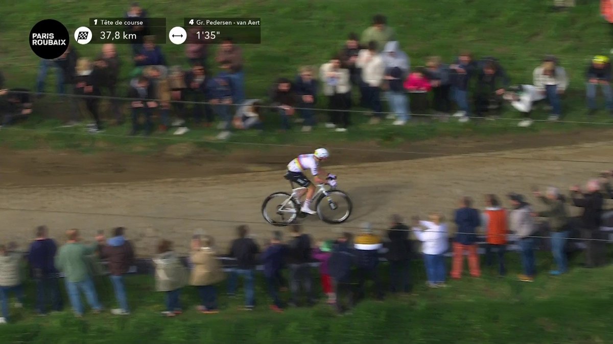🚴♂️ #ParisRoubaix|🤯 C'EST TERRIBLE ! La chute de Tadej Pogacar à l'avant, Mathieu van der Poel est désormais seul en tête ! 📺 Suivez le direct :