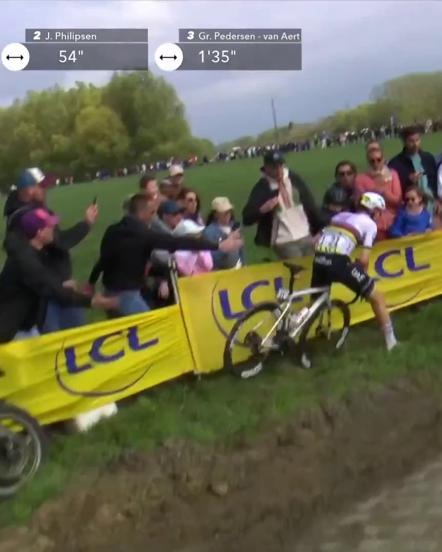Errore incredibile per Tadej Pogacar😱 Lo sloveno sbaglia la frenata e finisce in terra a 35km dall'arrivo👀 #EurosportCICLISMO #Ciclismo #Pogacar #ParisRoubaix