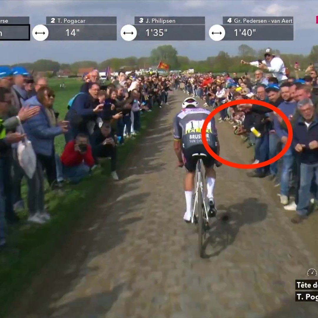 Van der Poel reçoit un bidon dans le visage, en pleine course, et on pense toutes et tous la même chose que Steve Chainel 🤬 #ParisRoubaix #LesRP