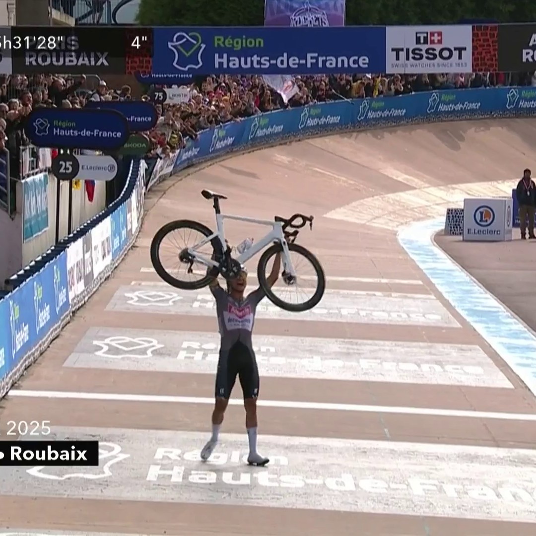 𝐏𝐀𝐑𝐈𝐒-𝐑𝐎𝐔𝐁𝐀𝐈𝐗 𝐓𝐇𝐑𝐄𝐄-𝐏𝐄𝐀𝐓 Take a bow, Mathieu van der Poel 👏 🪨 🪨 🪨