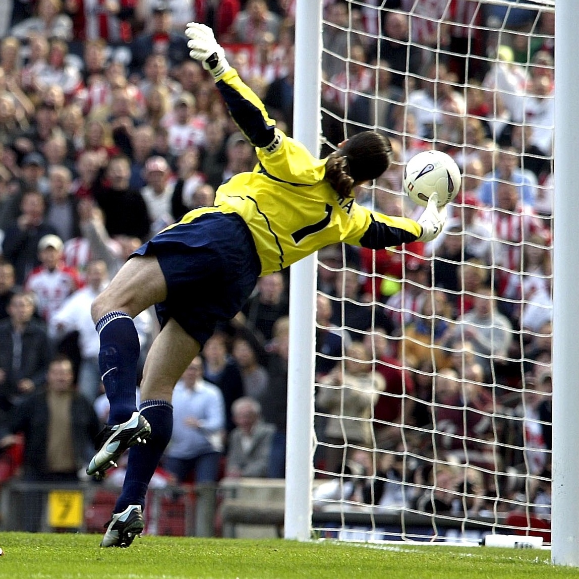 Just marvel at it 🤯 On this day in 2003, David Seaman made one of the greatest saves ever witnessed 🧤