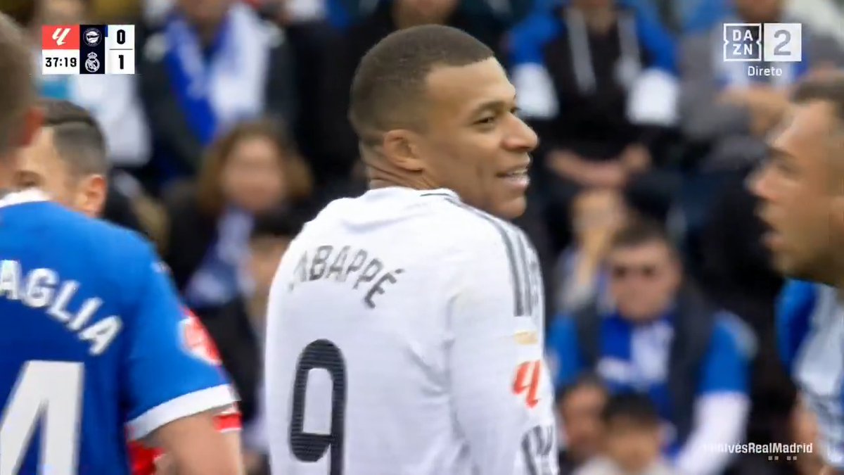 Mbappé foi expulso após uma entrada criminosa 😳