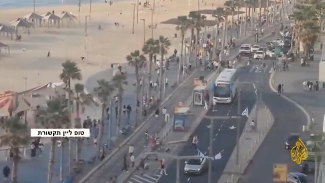 حالة هلع كبير على شاطئ البحر في تل أبيب بعد إطلاق صاروخي من #اليمن #حرب_غزة #الأخبار