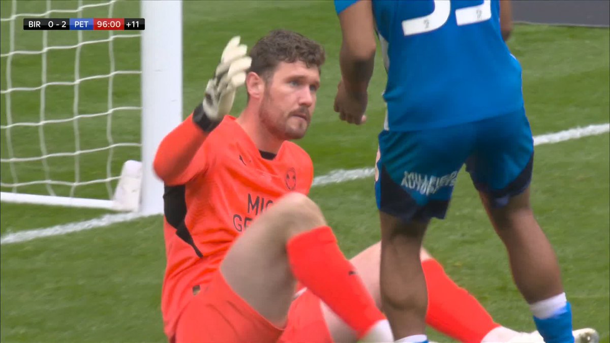 Lukas Jutkiewicz forces a blinder of a save from Jed Steer! 😲 (anyone know what year it is? 😅)