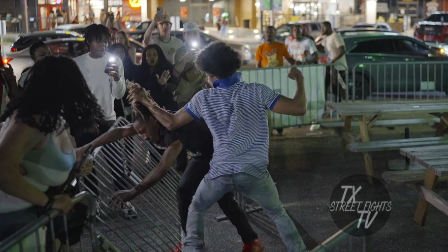 Wild! Crazy brawl breaks out on 7th Street Fort Worth TX 4-12-2025 #fight #brawl #crazyfight April 2025