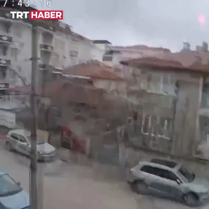 Amasya'da meydana gelen 4,6 büyüklüğündeki #deprem anı kamerada.