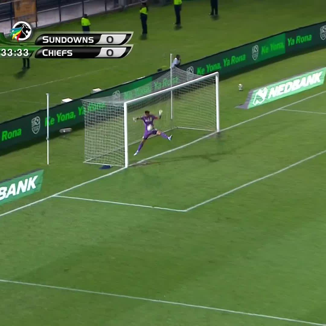 Gastón Sirino knows how to keep Ronwen on his toes 👀⚽ 📺 Stream #NedbankCup on DStv: