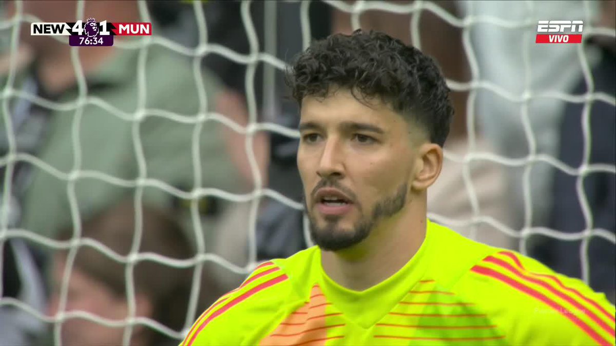 ⚠️❌ Rubén Amorim sacó a André Onana para que “DESCONECTE” luego de los errores que cometió en la semana ante Lyon. En su lugar jugó Altay Bayındır. Ya hicieron 4 GOLES, incluido este. 😳
