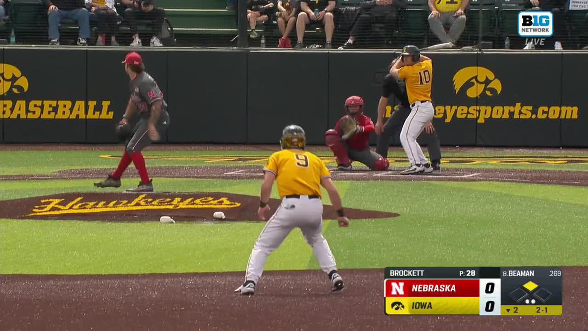 😤😤 Beaman brings home the first run of the game! #Hawkeyes