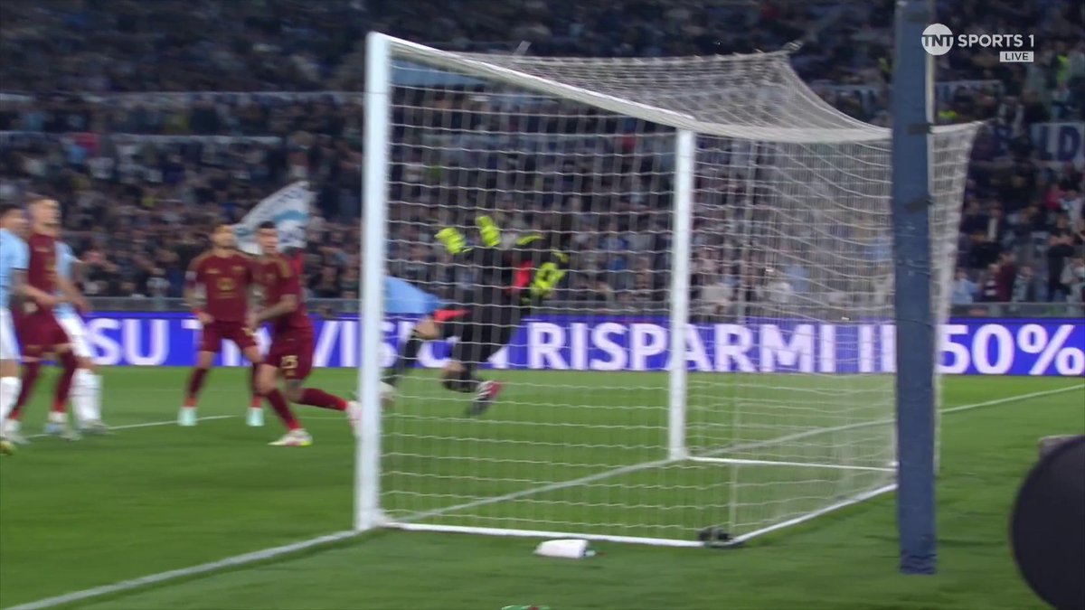 WHAT A SAVE SVILAR! 🧤 The Roma stopper keeps the Derby della Capitale level as he tips Romagnoli's header over! ❌ 📺 TNT Sports & discovery+ UK