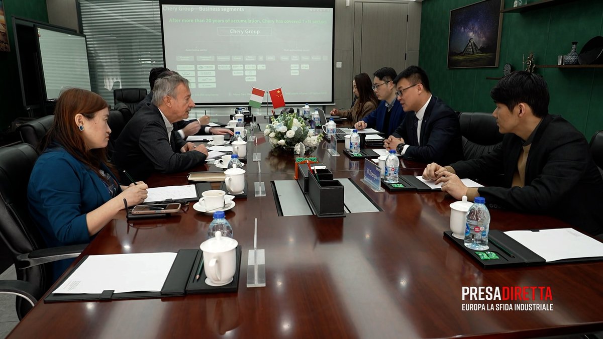 “Le #AutoElettriche le produciamo da soli, con la nostra Ricerca e Sviluppo, perché dobbiamo essere indipendenti dal punto di vista tecnologico. Ormai in #Cina BMW, Mercedes, Audi, Porsche vendono sempre meno”. #CharlieZhang, vicepresidente #Chery International. #PresaDiretta