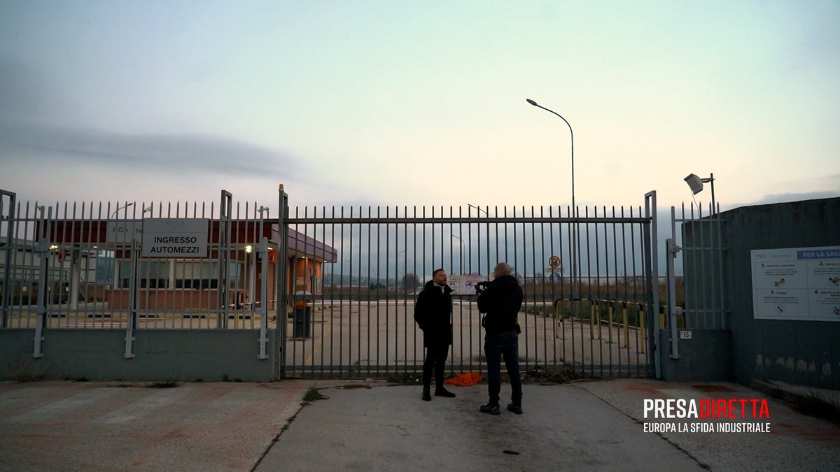 A #Termoli gli stabilimenti #Stellantis si svuotano di operai e di produzione e anche il grande progetto di costruire una #gigafactory per realizzare #batterie elettriche non è mai decollato: sempre meno posti di #lavoro, sempre più ore di cassa integrazione. #PresaDiretta
