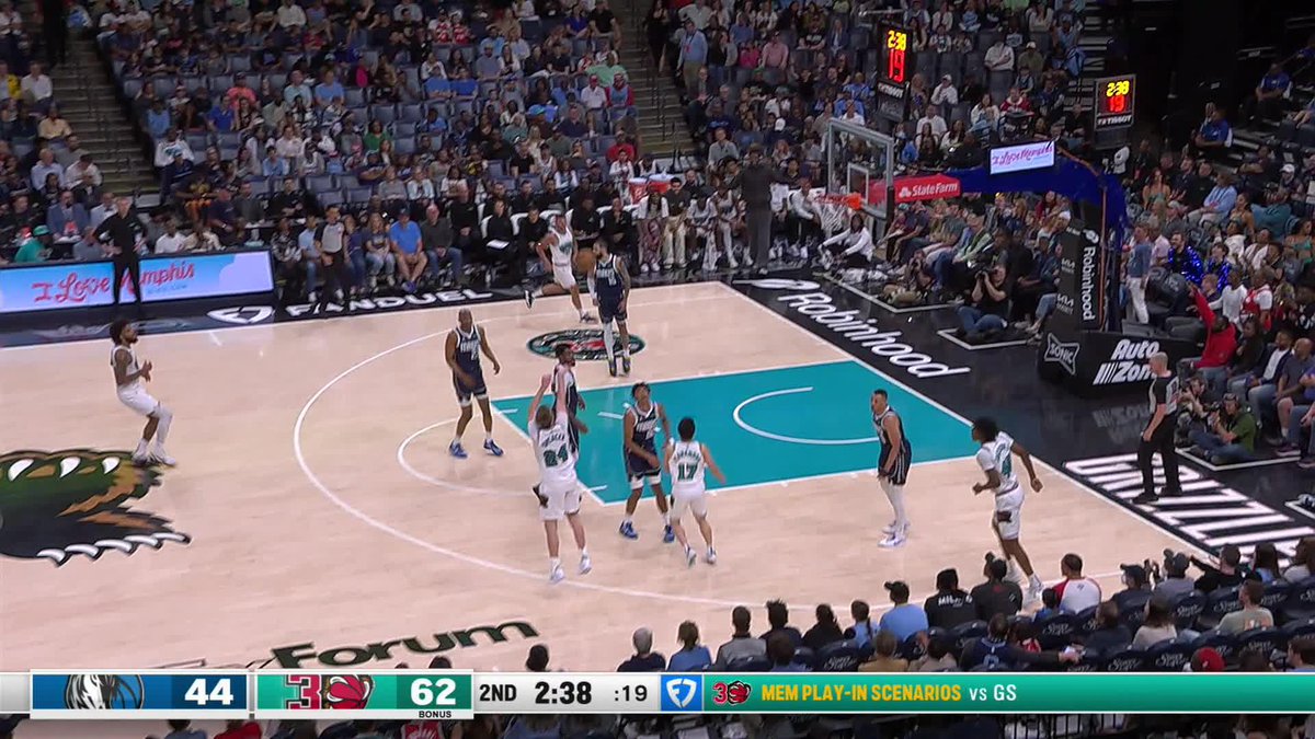 YUKI KAWAMURA BETWEEN THE LEGS DIME 😤 Cam Spencer cashes in the triple and the Grizzlies bench is in awe 🔥