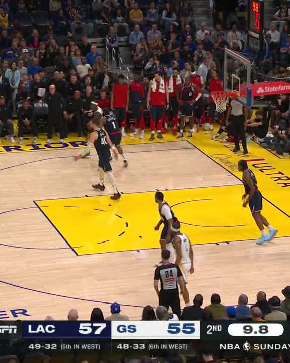 CURRY AND POWELL EXCHANGE THREES AT THE END OF THE FIRST HALF 🍿
