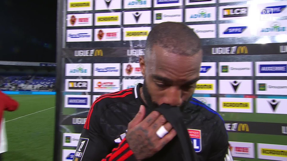 Alexandre Lacazette au micro de DAZN France : « Je m’en veux de mes deux premiers loupés ! 🫤 […] Maintenant grâce à mes coéquipiers… 𝗼𝗻 𝗽𝗮𝗿𝗹𝗲𝗿𝗮 𝗽𝗮𝘀 𝗺𝗮𝗹 𝗱𝗲 𝗺𝗼𝗶 𝗱𝗮𝗻𝘀 𝗹𝗲𝘀 𝗺𝗲́𝗱𝗶𝗮𝘀 ! » 😁❤️💙