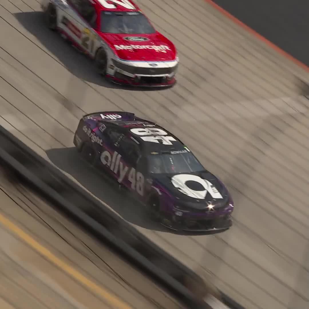 "Blowing up!" Alex Bowman radios trouble to his No. 48 team!