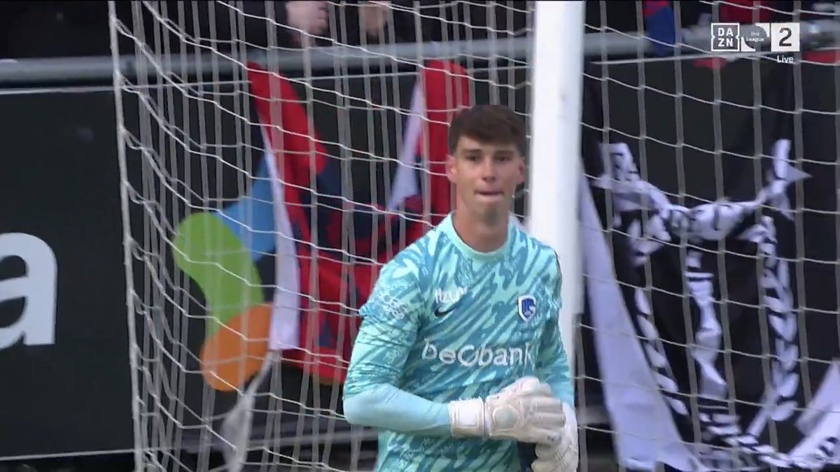 Tremendo, el portero del filial del Genk, Brent Stevens, celebró parar un penalti con la afición del equipo contrario. Brent perdió a su padre recientemente. Lo llaman fútbol.