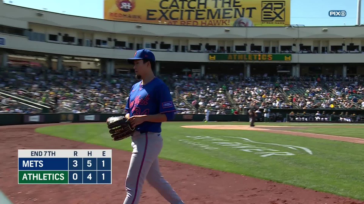 Kodai Senga got handshakes in the dugout after finishing the 7th inning 🤝